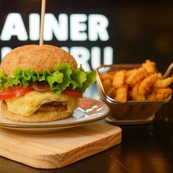 Hambúrguer Carne com Cheddar + Fritas.